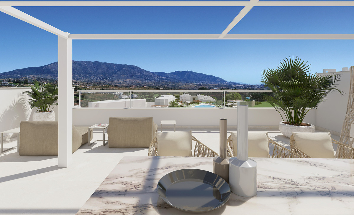 Solana Village – La Cala Golf - tagterrasse med marmorbord, lounge, palmer og panoramisk bjergpanorama
