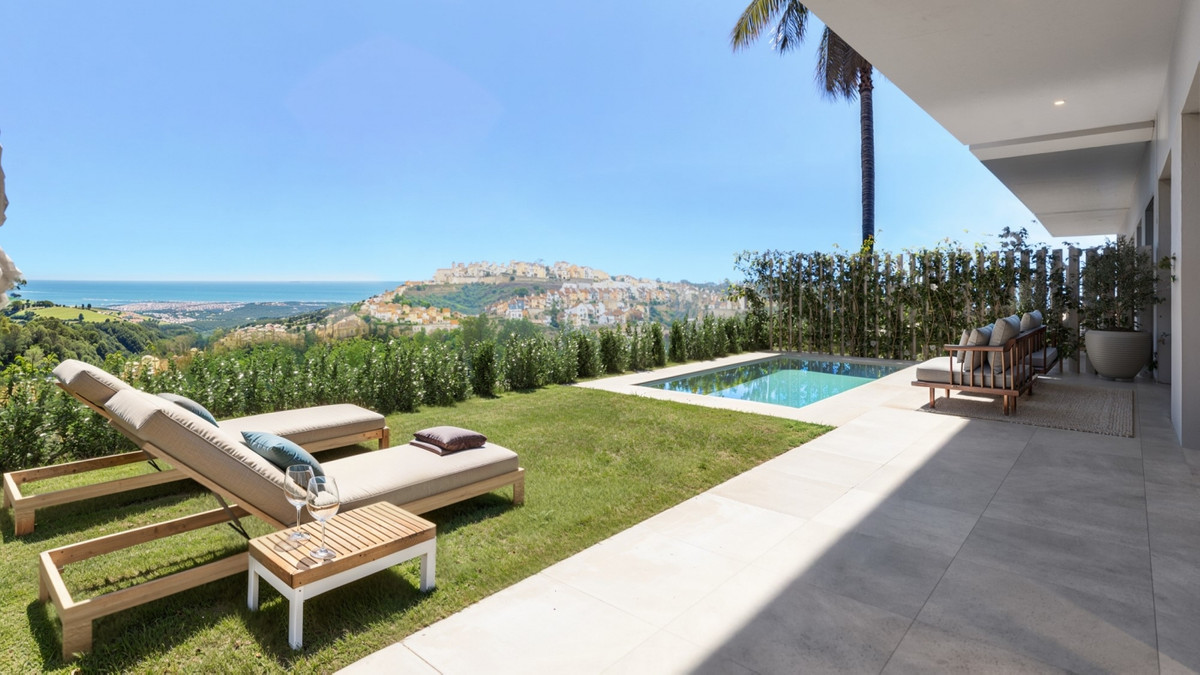 Spinto Blu – Casares - privat pool, solterrasse og panoramaudsigt over hav og landsby fra luksusvillaens have