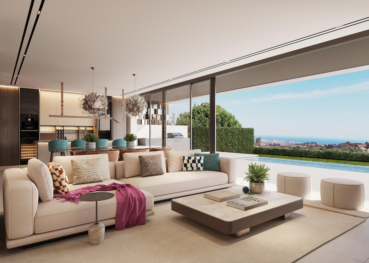 Terra Nova Hills – La Mairena – open woonkamer met crème hoekbank, salontafel, hanglampen en panoramisch zeezicht