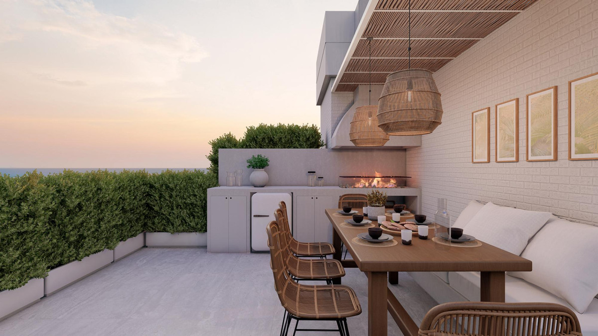 Terrazas de Guadaiza II – Nueva Andalucía - tagterrasse med udekøkken, spisebord, rottingstole og havudsigt ved solnedgang