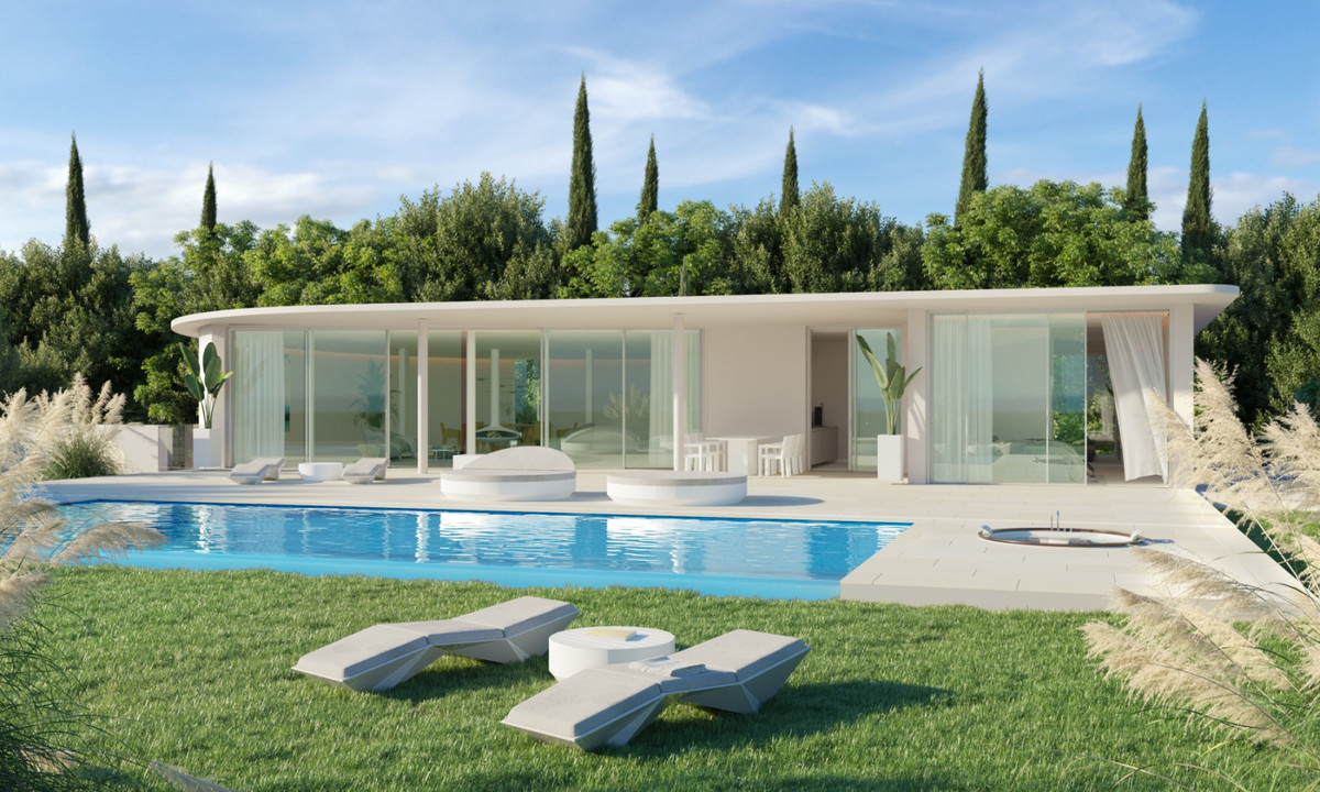 The Bay 7 – Benalmadena - modern witte villa exterieur met infinity pool, ligstoelen en weelderige tuin