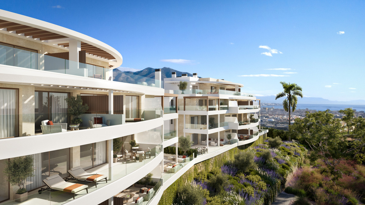 The Eagle Residences – Las Lagunas - gebogen witte terrassen met glazen balustrades met uitzicht op de kust en bergen van Málaga