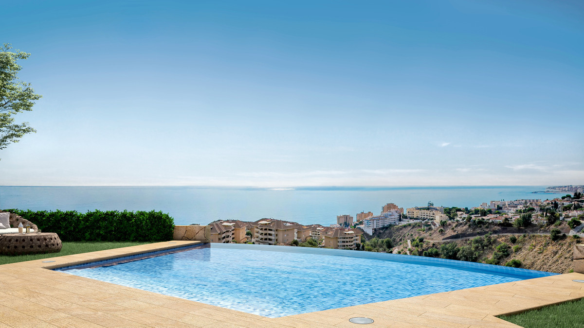The Kos – Fuengirola – Infinity-Pool mit Panoramablick auf Meer und Küstenstadt