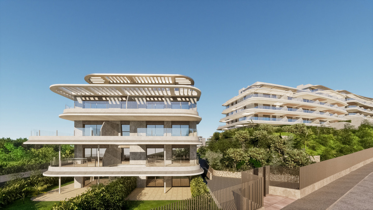The Kove – El Chaparral - gebogen eigentijdse gevel met terrassen, pergola op het dak en aangelegd groen in Málaga