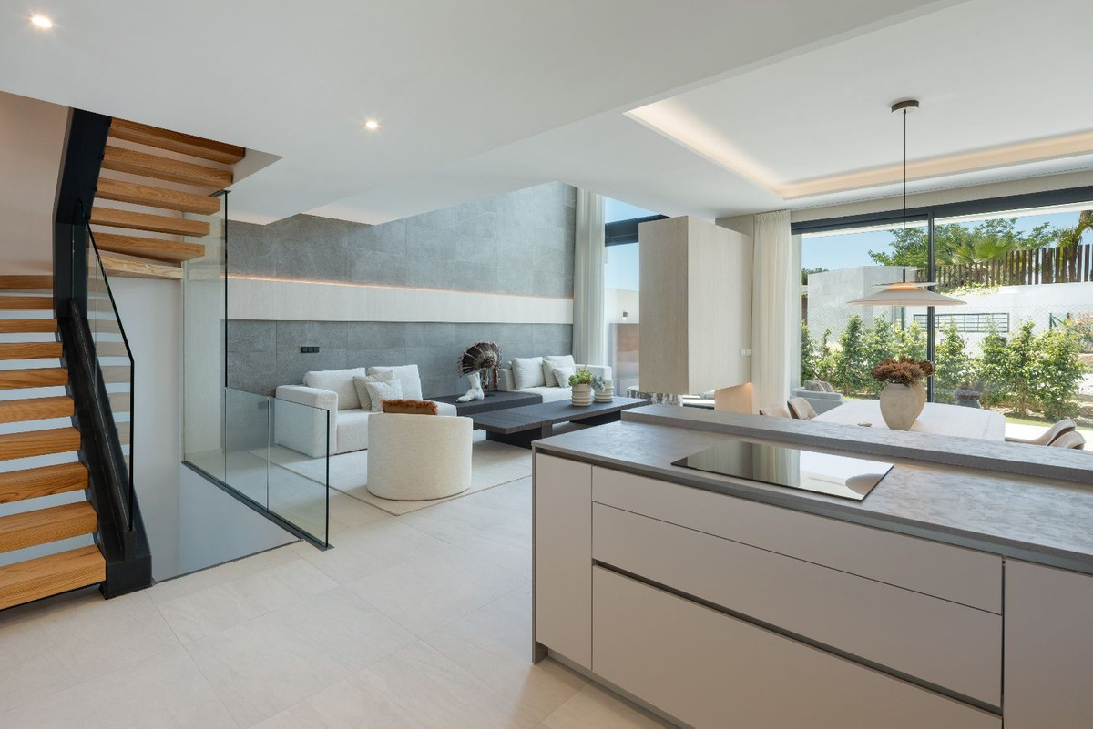 The List Rio Real – Marbella - open woonkeuken met glazen trap en grote schuifpuien naar de tuin