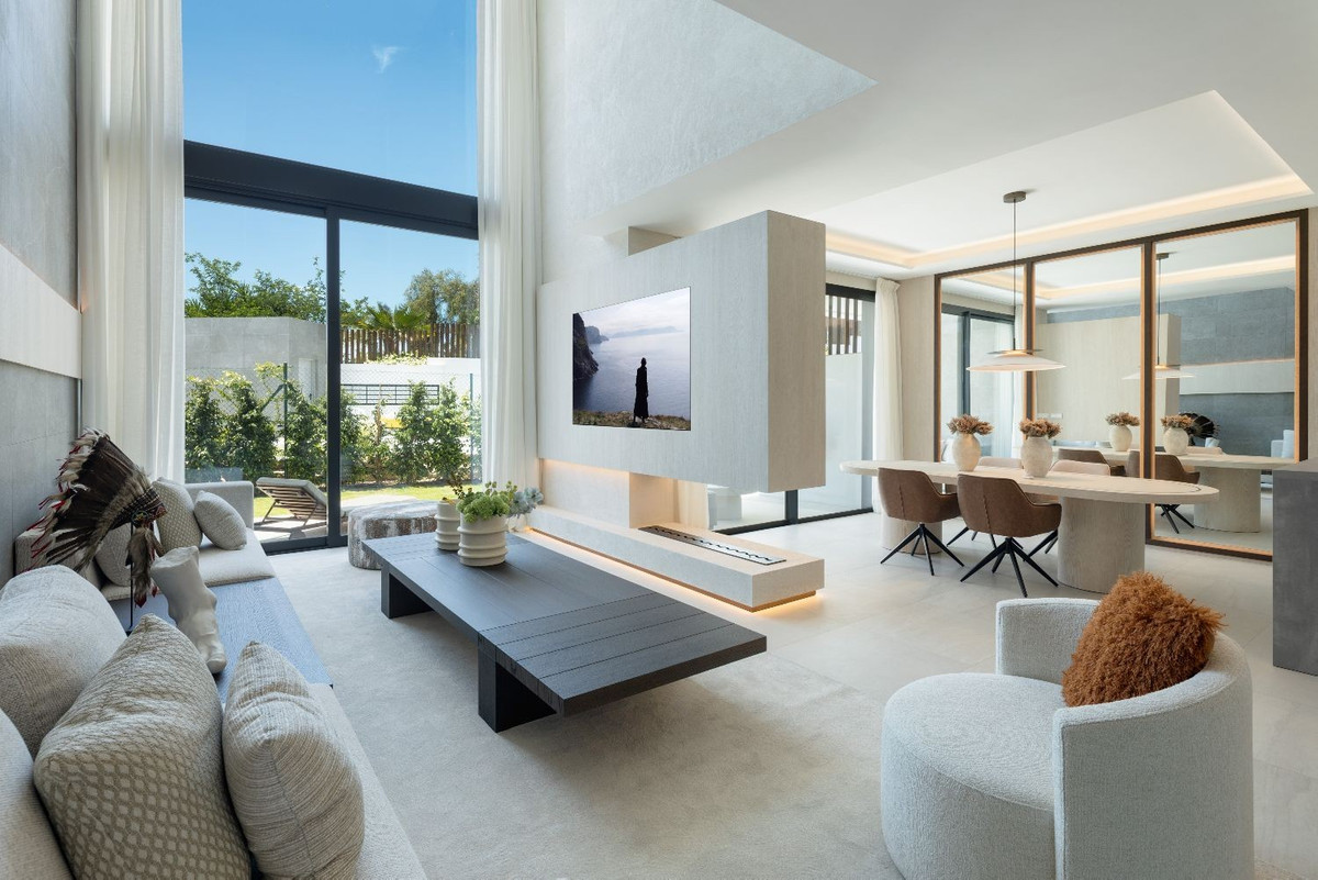 The List Rio Real – Marbella - lichte open woon-eetkamer met hoge plafonds, open haard en tuinzicht