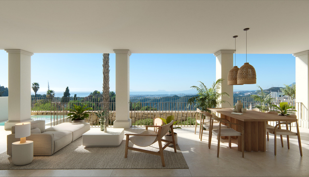 The Views Residences – Istán – offene Terrasse mit Wohn- und Essbereich sowie Panoramablick auf Meer und Berge