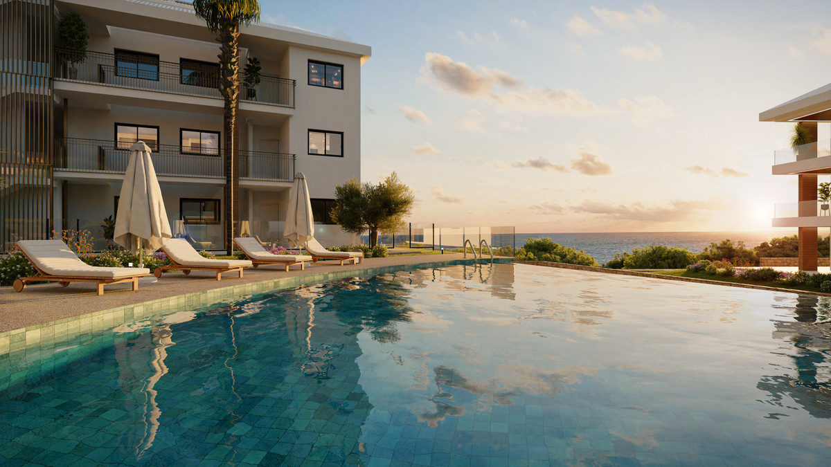 Unique Infinity – Higueron - infinity-pool med solsenge og havudsigt i gyldent aftenlys