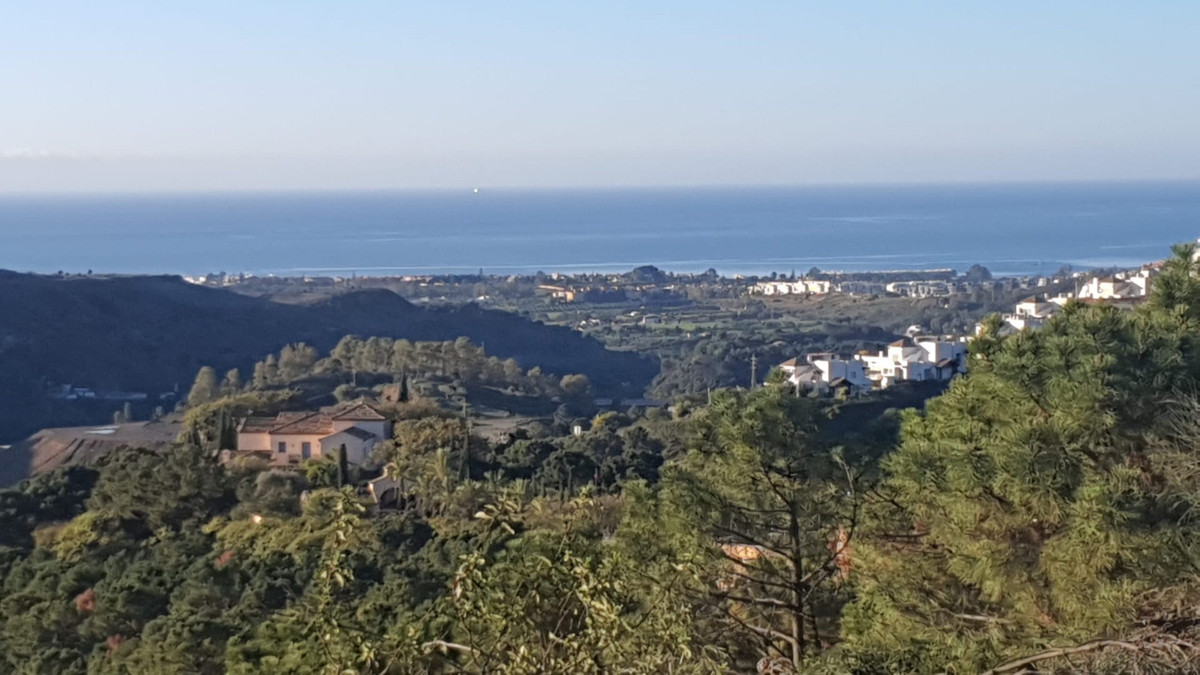 Villa 40 Monte Mayor – Benahavís – Panoramablick auf das Meer von einer Hügelseite mit Pinien, Villen und Mittelmeerküste