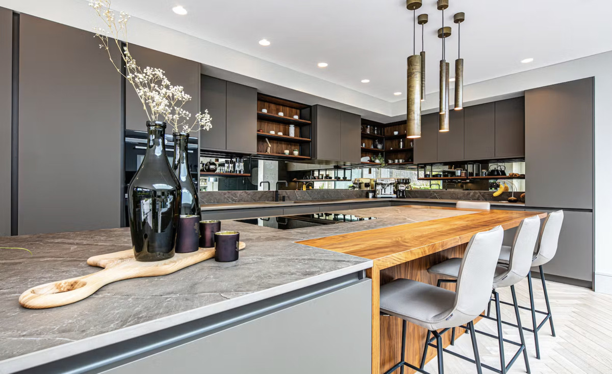 Villa 40 Monte Mayor – Benahavís – Luxuriöse offene Küche mit Steininsel, Holz-Frühstücksbar und Pendelleuchten