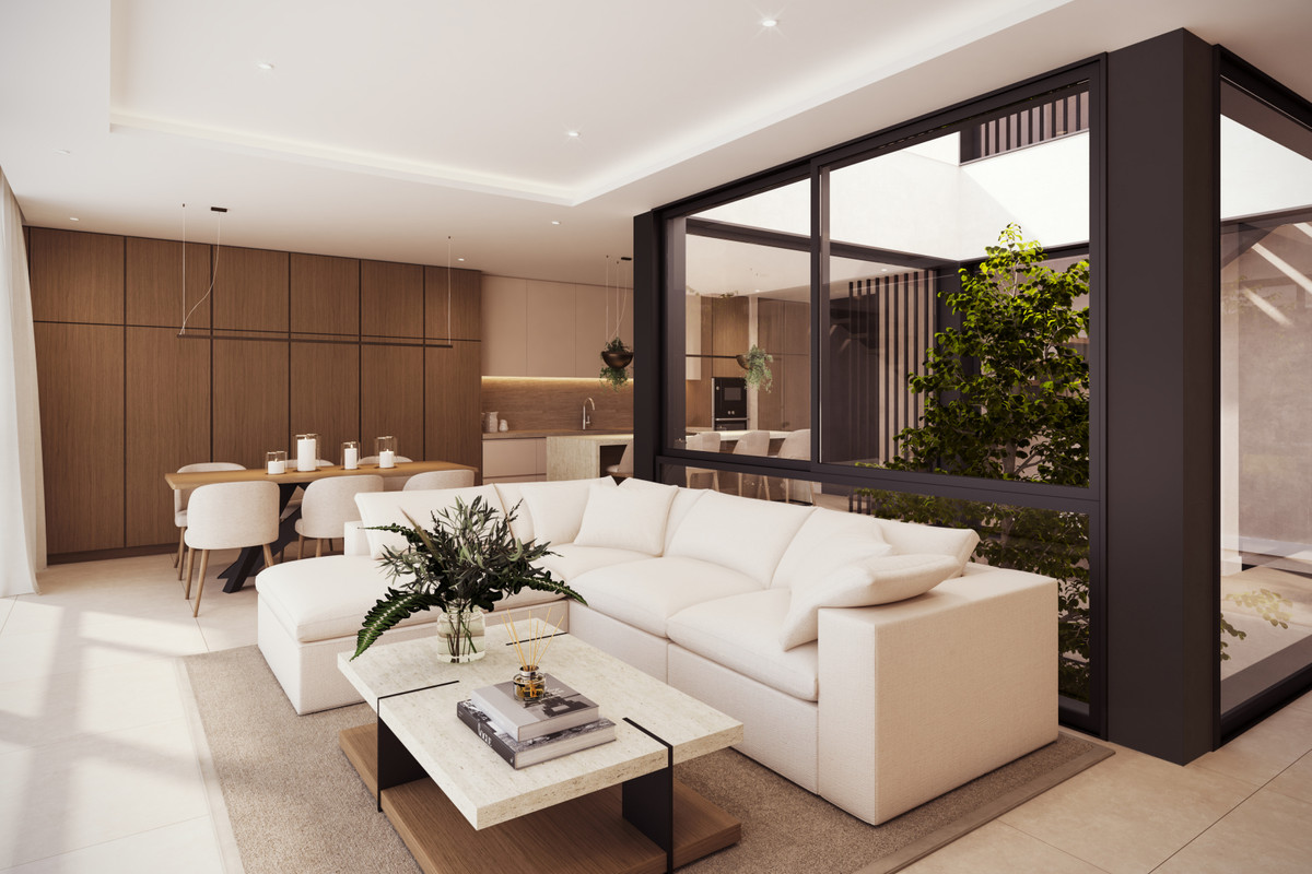 Villa Ainoa – La Cala Golf - lyst opholdsrum med hvid sofa, marmorbord og gulv-til-loft glasvæg mod frodig grøn gårdhave