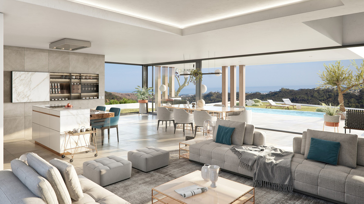 VILLA AZAHAR Peak – Benahavís - open woon-, keuken- en eetruimte met vloer-tot-plafond glasdeuren naar terras en panoramisch zeezicht