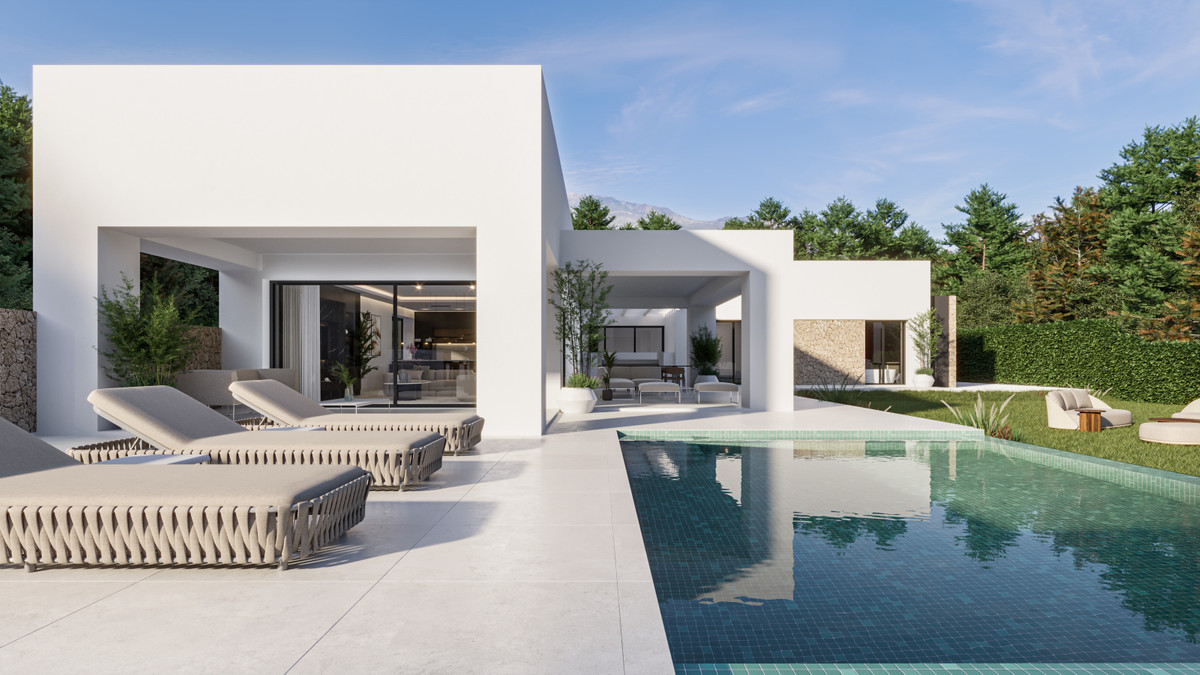 Villa Carolina – New Golden Mile – moderne weiße Villa mit Infinity-Pool, Sonnenliegen und gestalteter Gartenterrasse