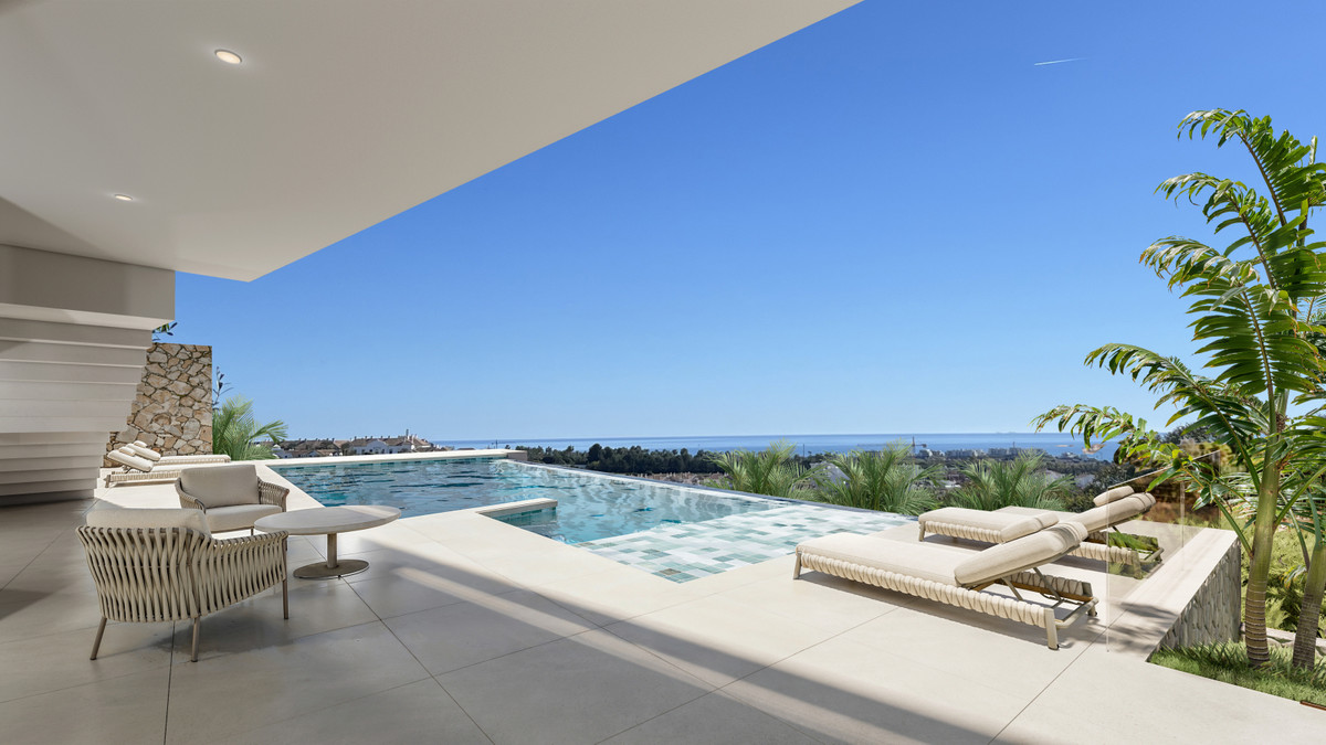 VILLA EVANIA Cortesín – Casares - overloopzwembad terras met ligbedden en panoramisch zeezicht