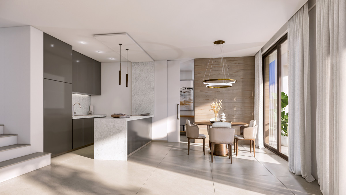 VILLA EVANIA Europa Golf – La Cala Golf - Offene Küche mit Marmorinsel, goldenem Pendelleuchtenring und Terrassenzugang