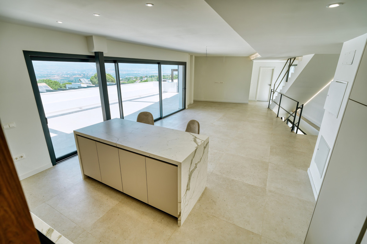 Villa Santhai 3 y 9 – Alhaurín de la Torre - køkkenø med marmorborsplade og panoramaudsigt fra terrassen