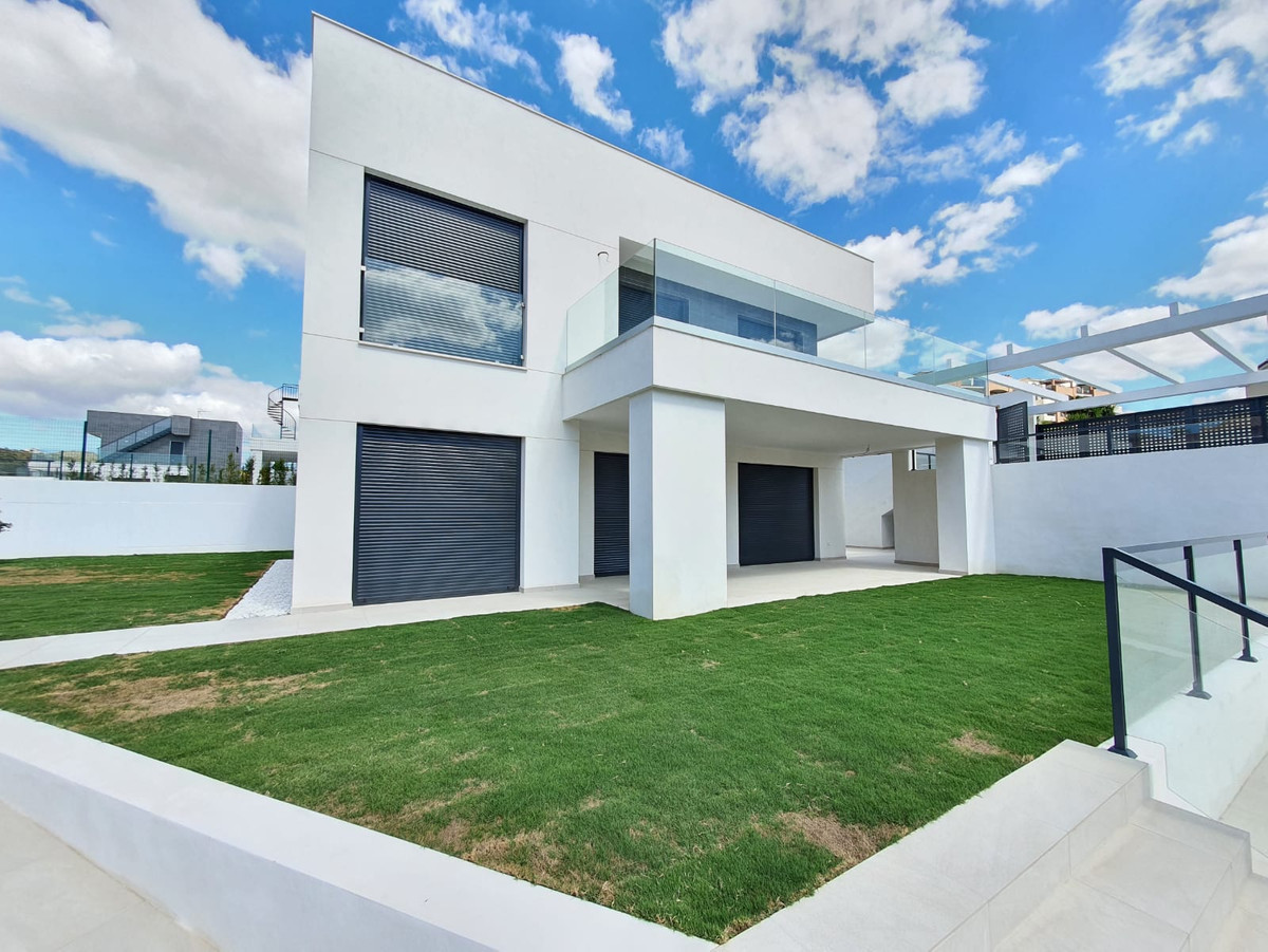 Villas Mora Sun&beach – Manilva - moderne weiße Villa mit Rasen, Doppelgarage und Glasbalkon