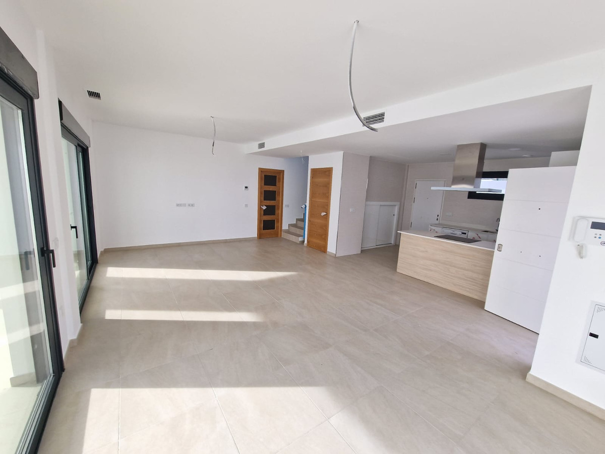Villas Mora Sun&beach – Manilva - offener Wohn- und Küchenbereich mit großformatigen Fliesen und Kücheninsel