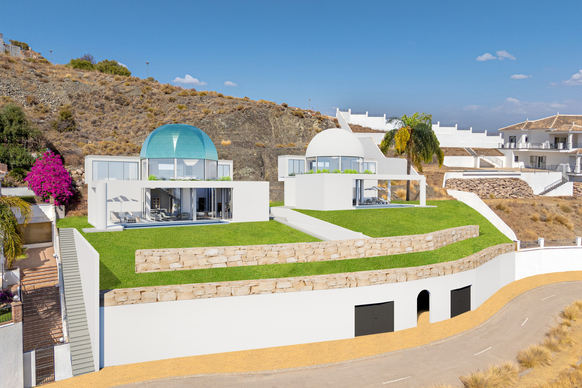 Vista del Rey MIA&AIM – Alhaurín el Grande - luchtaanzicht van twee witte moderne villa's met koepelvormige glazen dakpools en terrastuinen