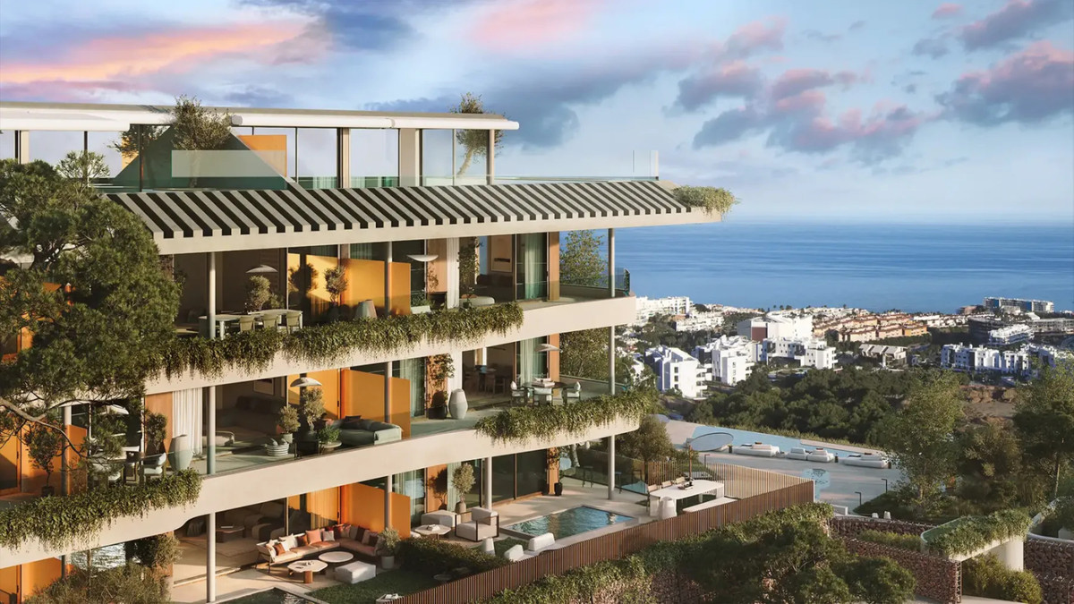 Waterfall Residences – Fuengirola - luksuriøs etagebebyggelse med terrasser, frodig beplantning og panoramisk havudsigt ved solnedgang