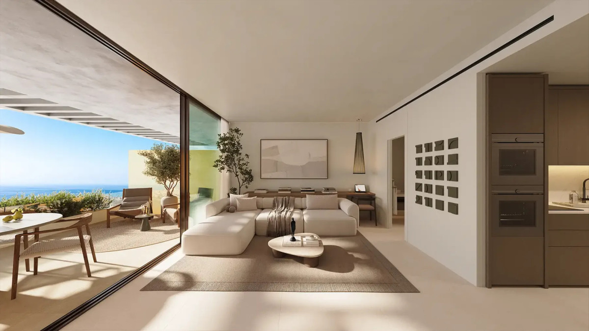 Waterfall Residences – Fuengirola - åben stue med cremefarvet sofa, gulv-til-loft skydevægge og havudsigt fra terasse med udendørs spiseplads
