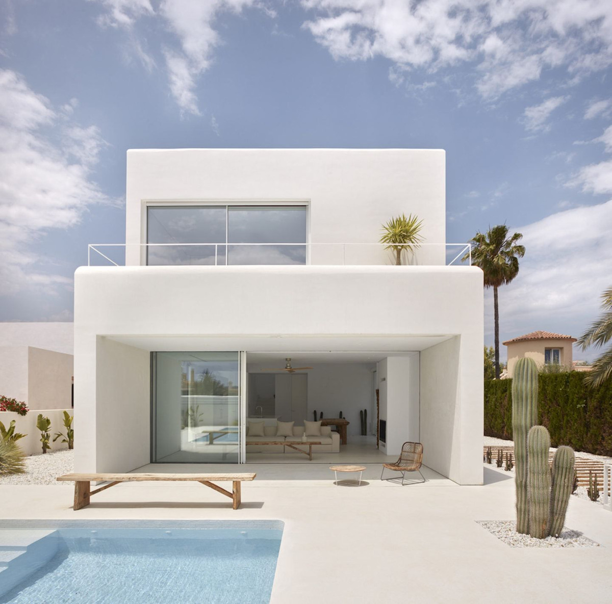 White – Valle Romano - minimalistische weiße Fassade mit Pool, Kaktus und offenem Wohnbereich