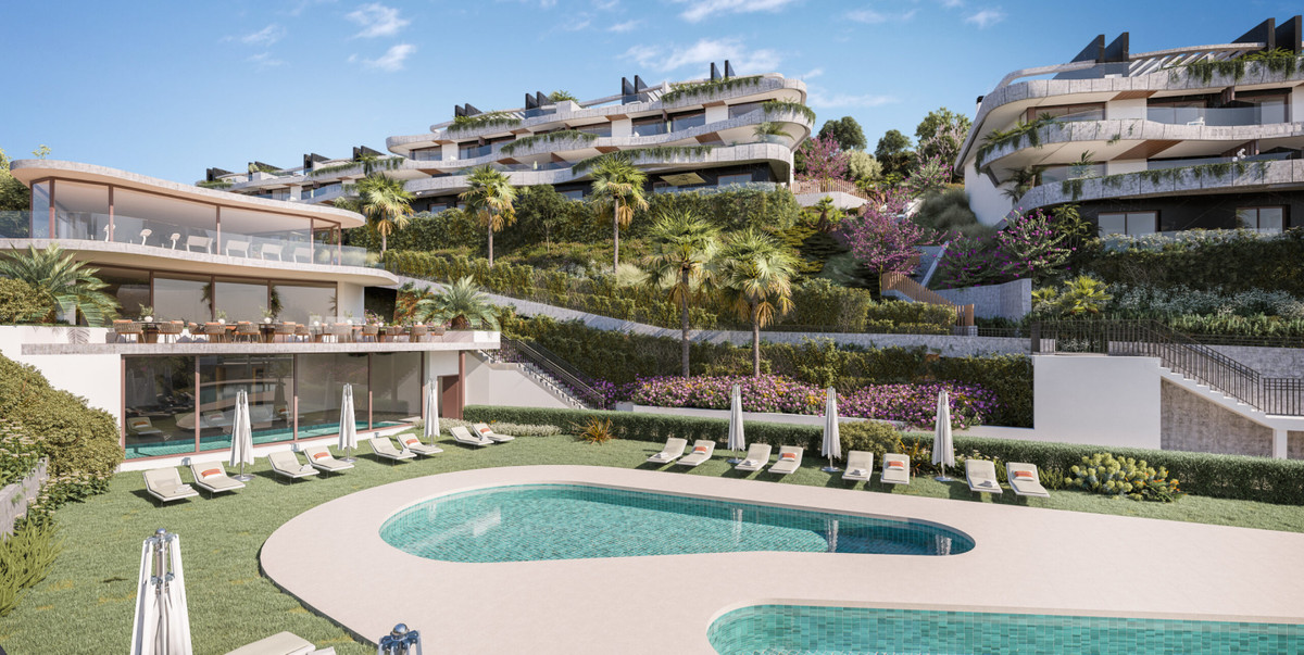 Zew Elviria – Marbella - terrasse-lejligheder med fælles pool, solsenge og frodige landskabshaver i skråningen