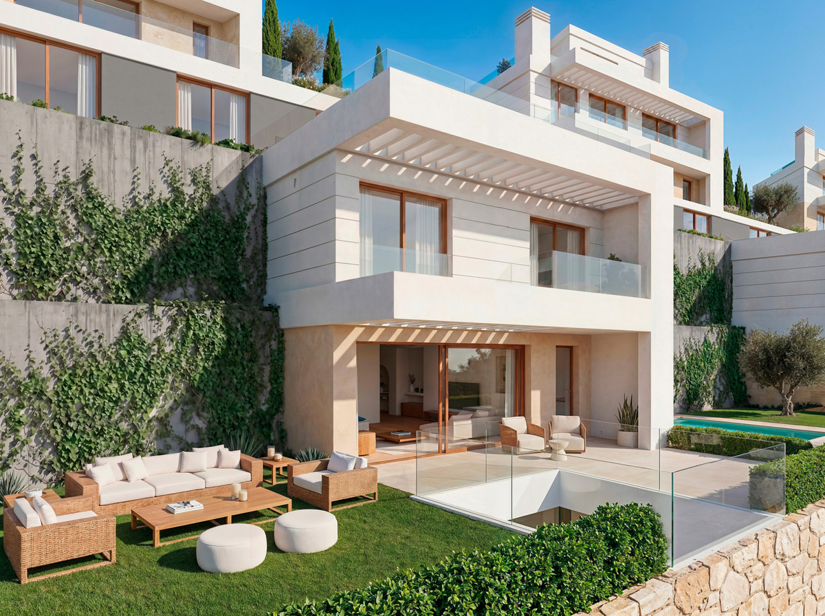 Almara Villas – Fuengirola - moderne hvid villa med pergola, terrassehave, loungesiddepladser og pool