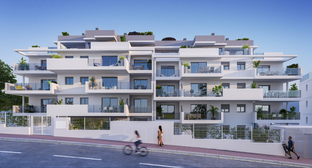 Alonia II – Manilva - moderne hvid lejlighedskompleks facade med terrasser og grønne omgivelser i Manilva