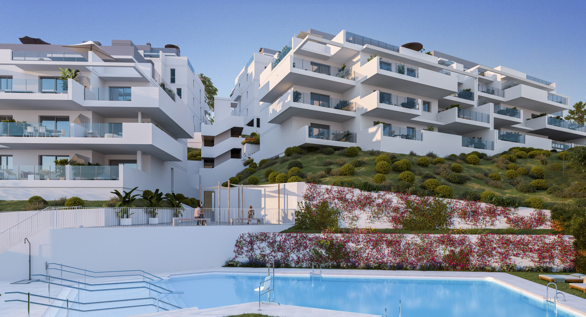 Alonia II – Manilva - moderne hvid facade med niveauterrasser, landskabshaver og fælles swimmingpool