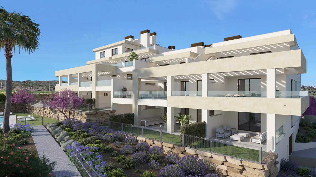 Bayside Homes – Estepona - moderne hvid boligfacade med terrasser, have og lavendelborde