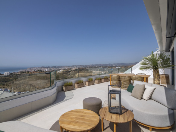 Lomas 2 – Fuengirola - luxe terras met zee- en kuststedelijk uitzicht, buitenbank en teakhouten meubelen