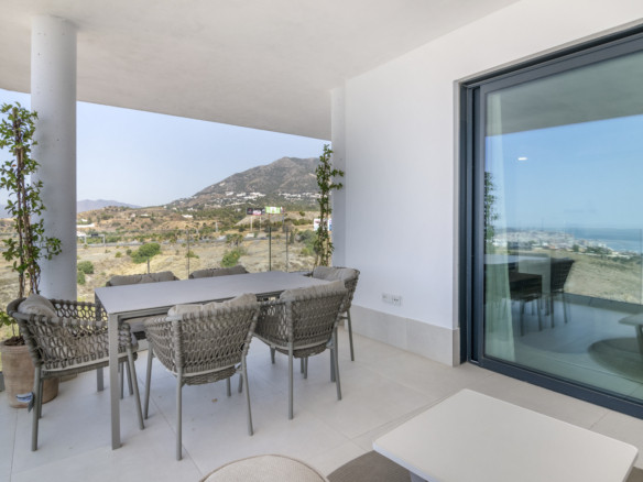 Lomas 2 – Fuengirola - overdekt terras met eethoek en panoramisch uitzicht op zee en bergen