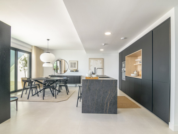 Lomas 2 – Fuengirola - open keuken en eethoek met donker marmeren eiland en matzwarte kasten