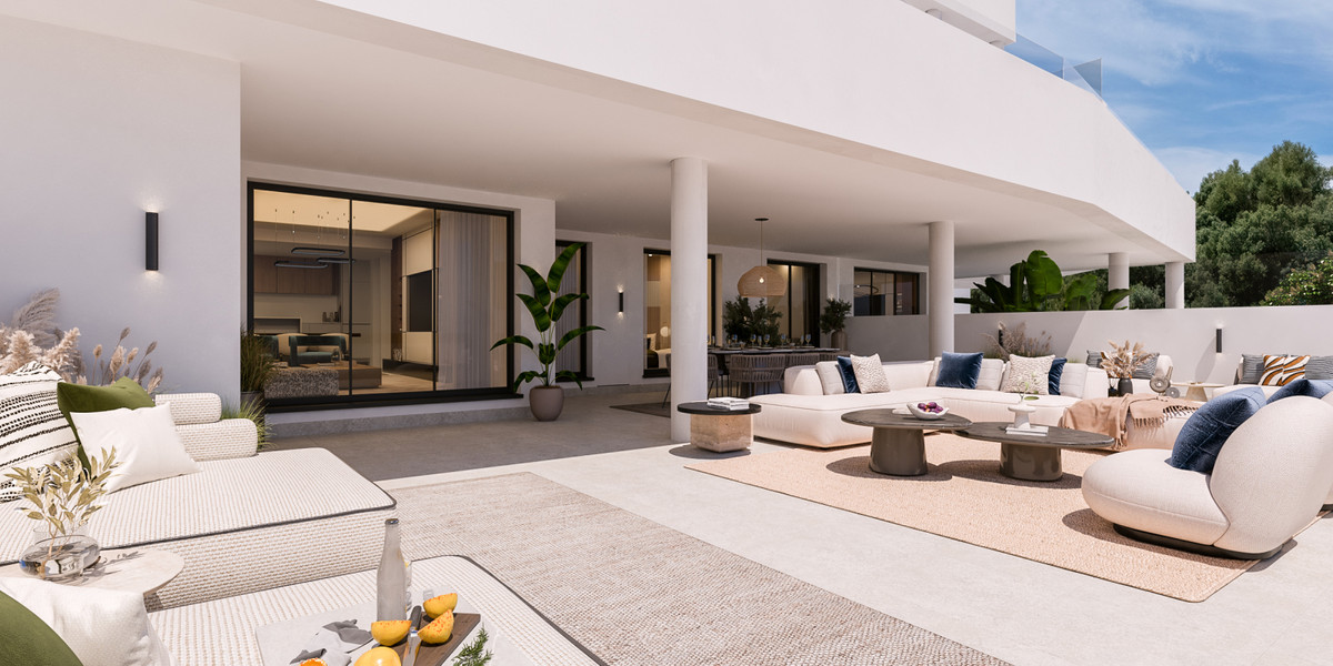 Medblue IV – Altos de los Monteros - rummelig overdækket terrasse med luksuriøse loungemøbler og gulv-til-loft skydeslasgdøre