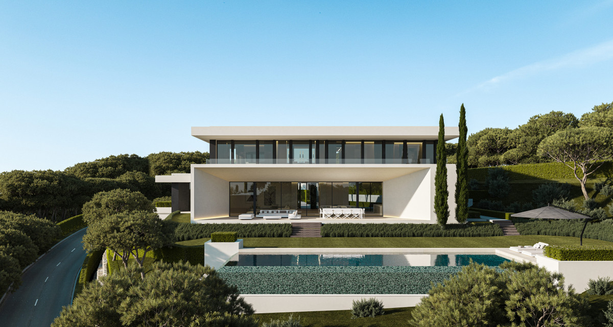 El Bosque II – Villa Forest Edge – Benahavís - moderne weiße Fassade mit Infinity-Pool, üppigem Garten und Zypressen