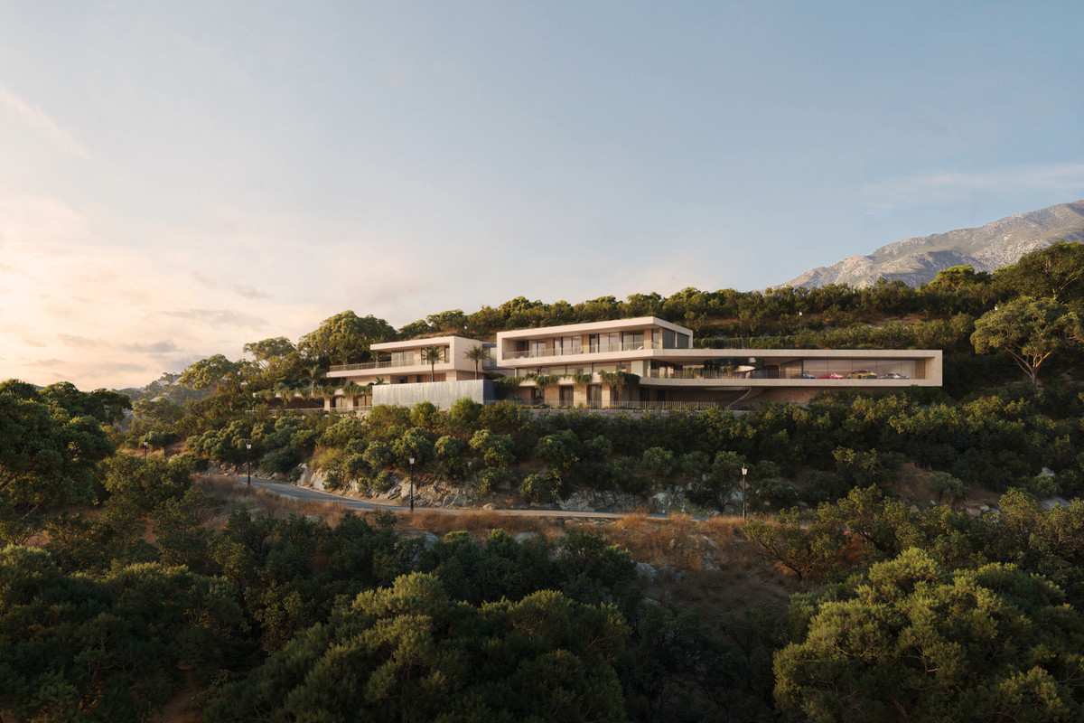 Villa Isola – Benahavís - eigentijdse heuvelontwikkeling met platte daken tussen pijnbomen en bergpanorama bij zonsondergang