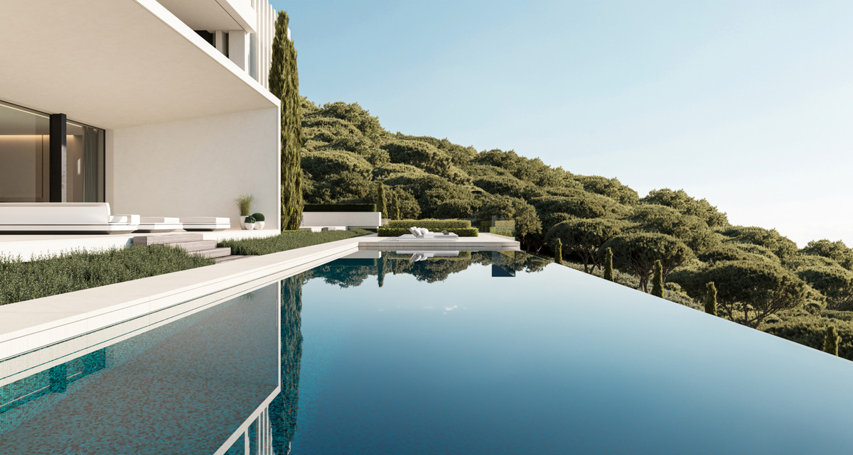 El Bosque II – Villa Forest Bay – Benahavís - Infinity-Pool mit bewaldeter Hügelkulisse und minimalistischer weißer Terrasse