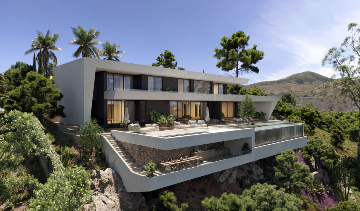 VILLA AKASIA – Benahavís - exterieur van moderne luxevilla met infinity pool, terrassen en bergzicht te midden van weelderig groen