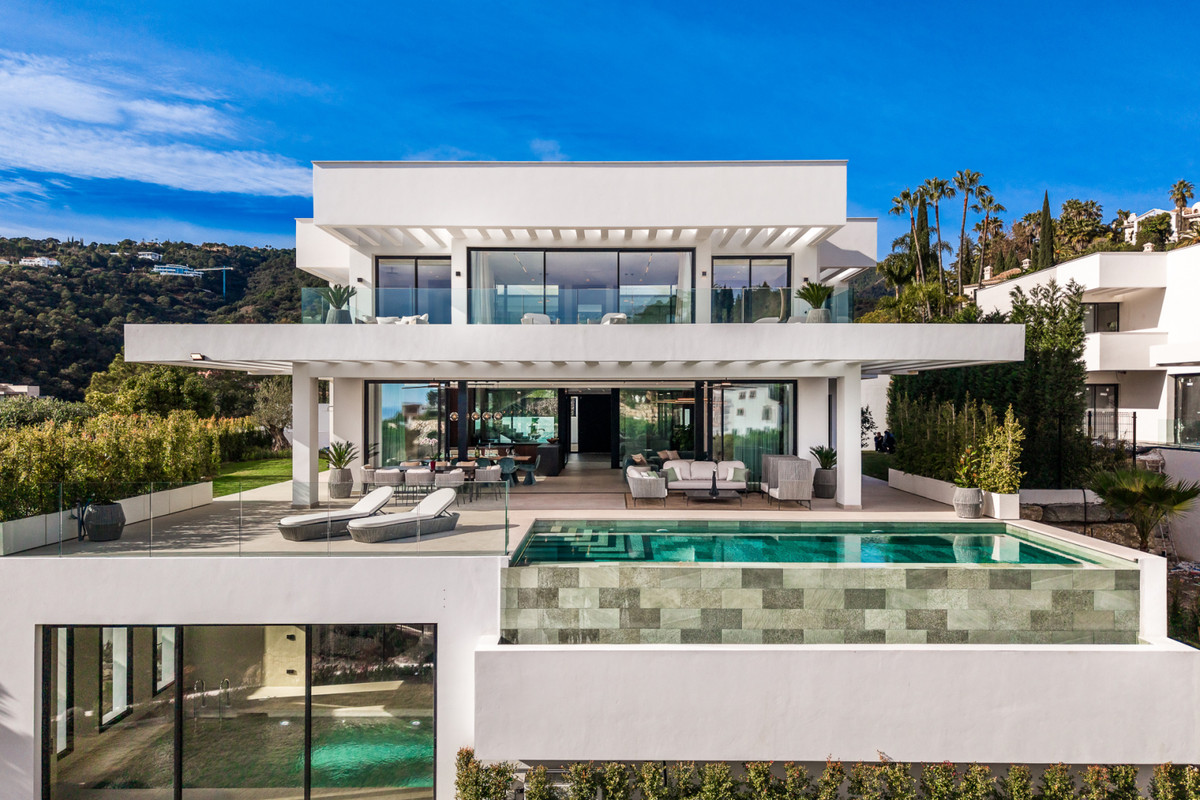 Villa Omega – El Madroñal - modernes weißes Exterieur mit Infinity-Pool, Terrassen und großen Glasfassaden