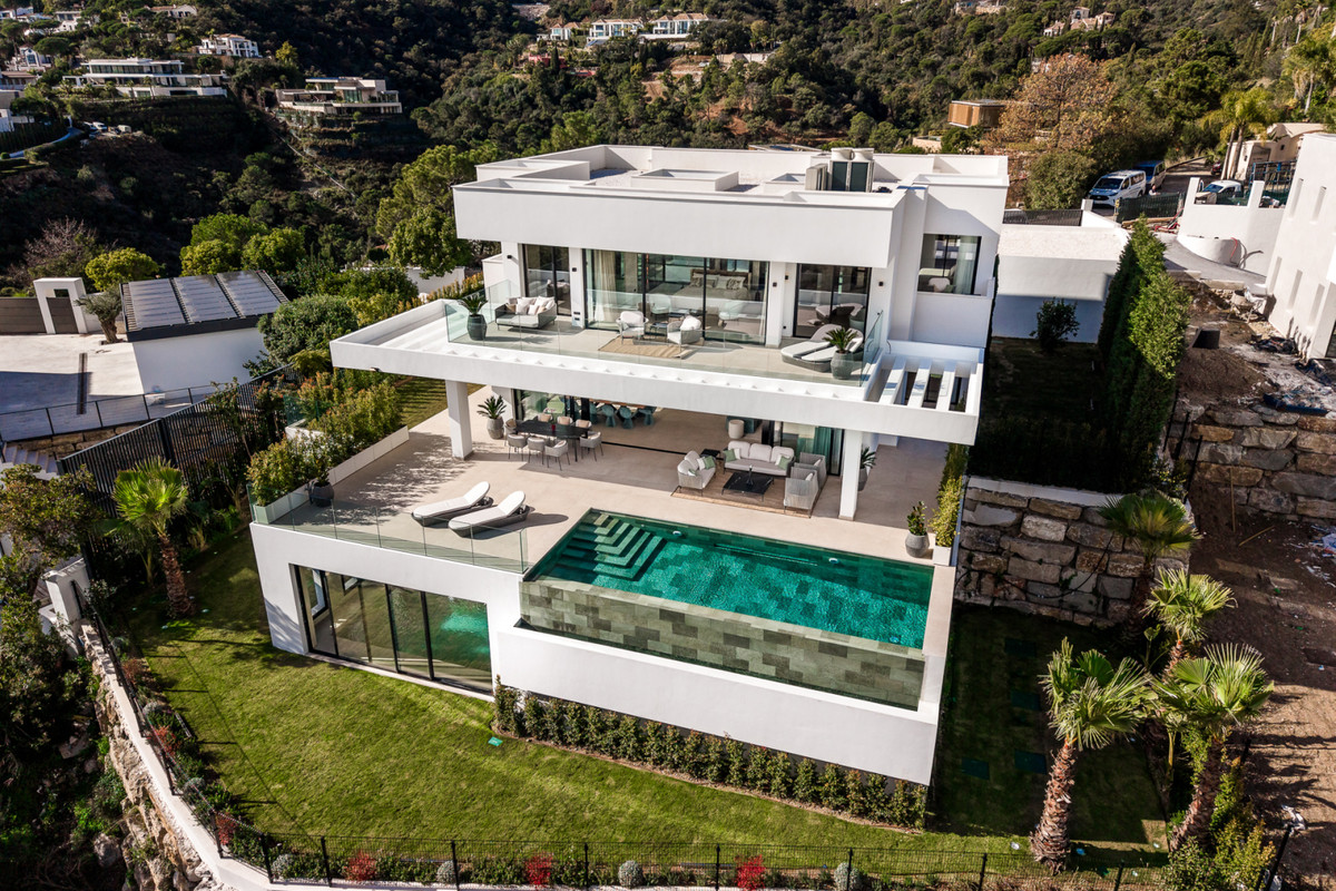 Villa Alfa – El Madroñal - luftfoto af moderne hvid luksusvilla med infinity-pool, terrasser og have