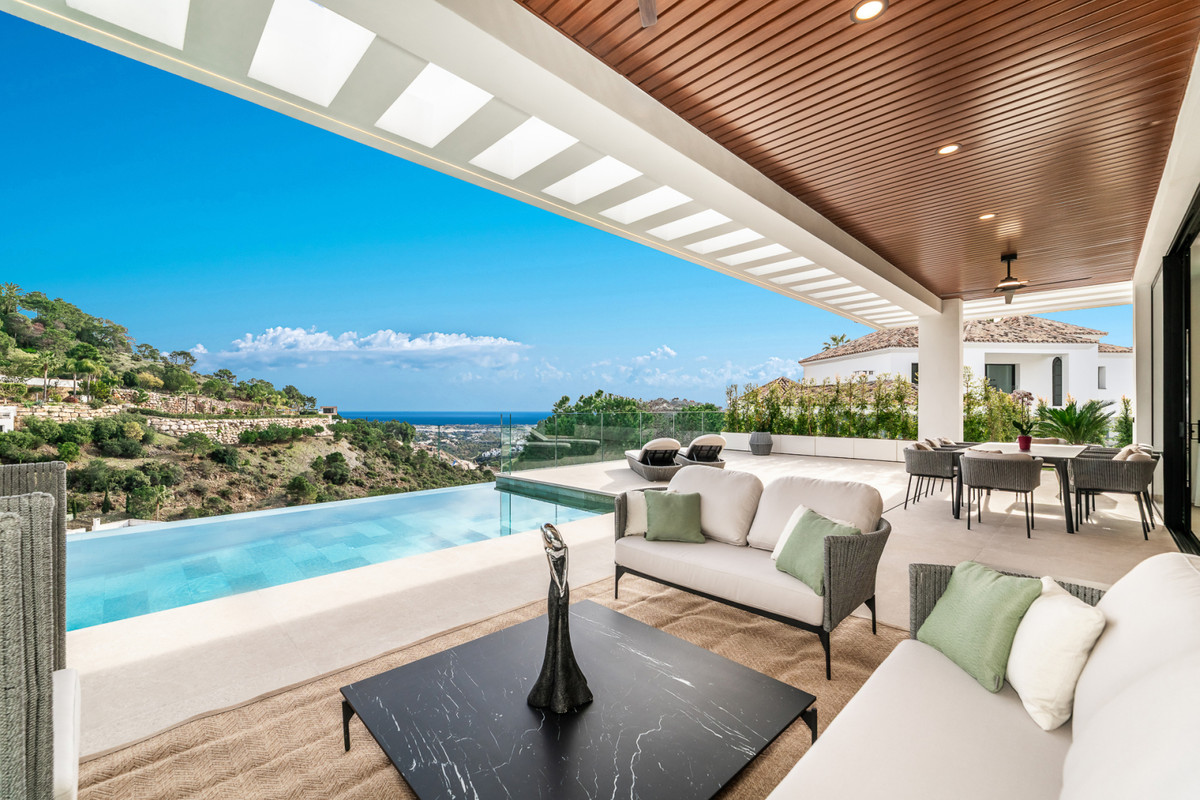 Villa Omega – El Madroñal - überdachte Terrasse mit Infinity-Pool, Lounge-Bereich und Panoramablick aufs Meer