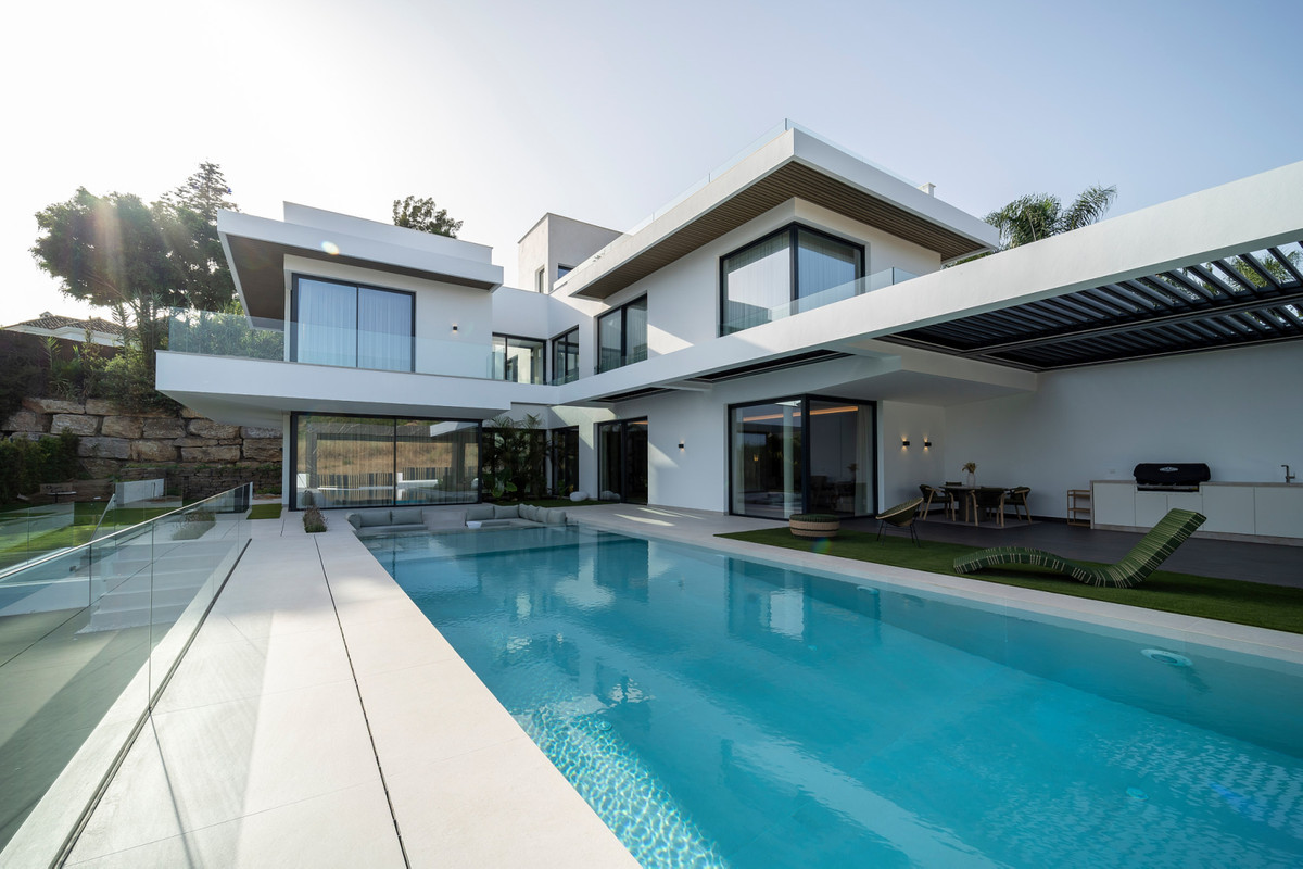 Villa Esmeralda – El Paraiso - modern wit exterieur met groot zwembad, glazen balustrades en eetterras buiten
