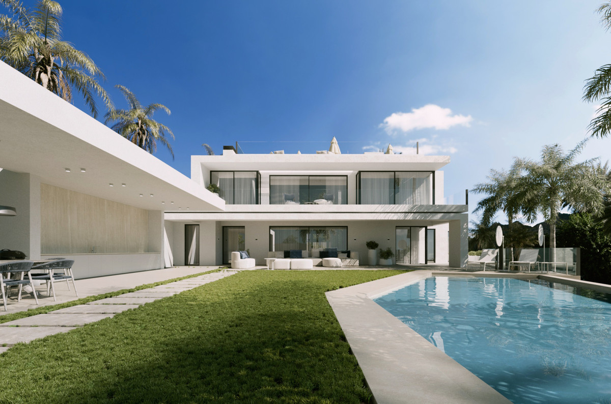 Villa Ivory – Marbella - modern wit exterieur met infinity pool, weelderig gazon en palmbomen onder een blauwe lucht