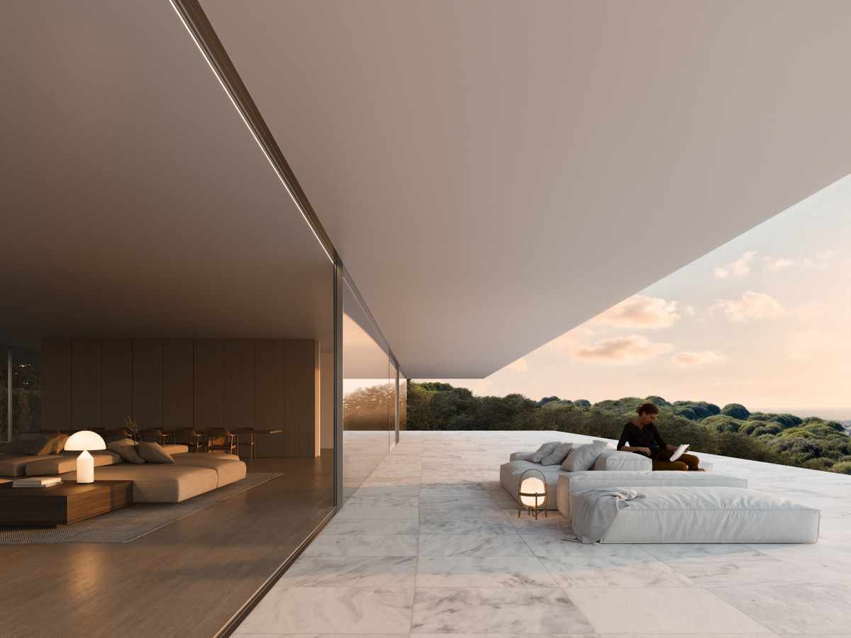 Villa HALO – San Roque – Marmorterrasse mit Outdoor-Sofa und Panoramablick auf den Wald im Sonnenuntergang
