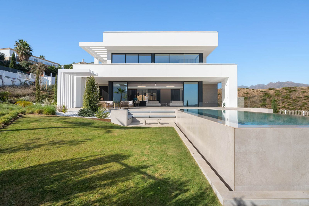 Tree Villas – La Cala Golf - modern witte villa-exterieur met overloopzwembad, aangelegde tuin en bergzicht
