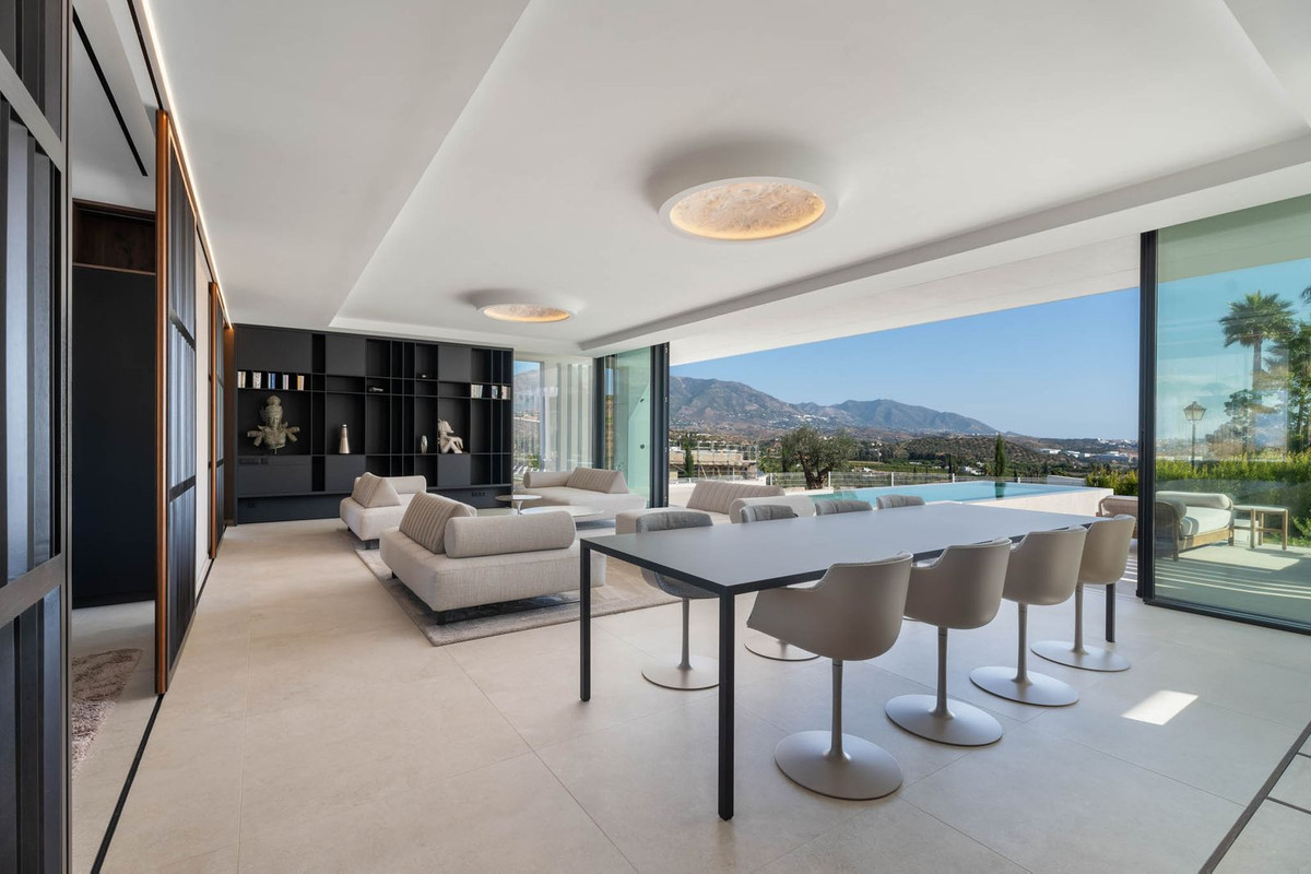 Tree Villas – La Cala Golf - open eet- en woonruimte met panoramisch berg- en poolzicht