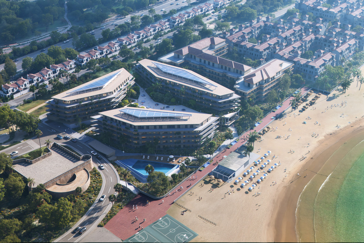 Vesta Mare – La Duquesa - Luftaufnahme der Luxusanlage am Strand mit Solar­panels, Außenpool und Strandpromenade in Málaga