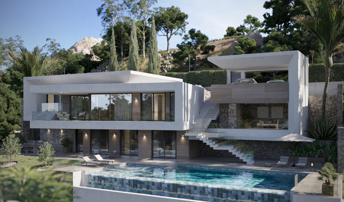 VILLA EVANIA – Benahavís - luxe villa exterieur met infinity pool, stenen accenten en getrapte terrassen tegen een beboste heuvel