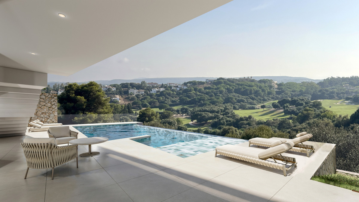 VILLA EVANIA de La Reserva – San Roque - infinity pool terras met ligstoelen en panoramisch uitzicht op de golfbaan